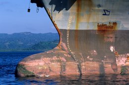 Archipel-des-Comores;-Bulbe;-Cargo;-Étrave;-France;-Kaleidos;-Kaleidos-images;-La-parole-à-limage;-Laurent-Abad;-Mayotte;-Océan-Indien;-Port;-Rouille;-Stories-Pictures;-Transport-maritime